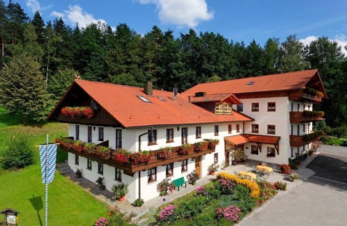 Viechtach Apartment | Lovingly furnished apartment (65m2) for 4 people with furnished balcony