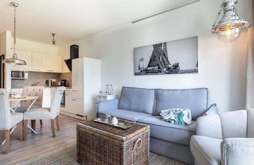 Alt-Travemunde/Ronnau Apartment | Lovingly furnished premium apartment with loggia and view of Godewindpark
