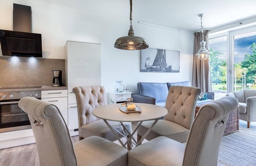 Alt-Travemunde/Ronnau Apartment | Lovingly furnished premium apartment with loggia and view of Godewindpark
