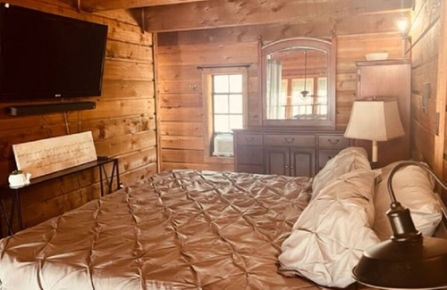 Camden Condo | Low April nightly rate. sleeps 4 with boat dock on TN River/KY Lake
