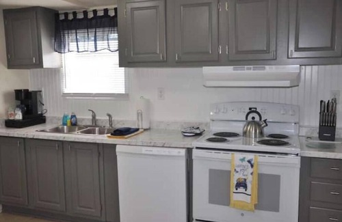 Lebanon House | Low Rent Rendezvous