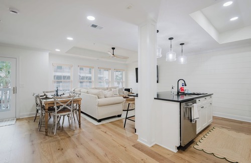 Old Town Bluffton House | Lowcountry Landing! 3-story townhouse in Old Town's Promenade