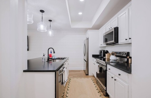 Old Town Bluffton House | Lowcountry Landing! 3-story townhouse in Old Town's Promenade