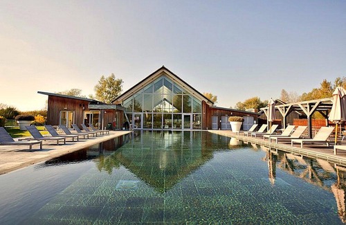 Cirencester House | Lower Mill holiday house accomodation with internet access and balcony/terrace