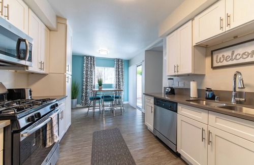 Thousand Oaks Apartment | Lower prices for evacuees affected by fires. Charming 2bd/2bth fast WiFi WFH!