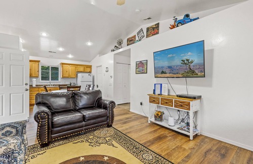 Williams House | Lower Rates! The Grand Canyon Orange Blossom -Downtown with A/C.