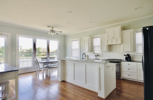 El Lago House | Lrg Lux Lakehouse+views+waterfront+3 Bd+ 8 guests+ 2 sun decks