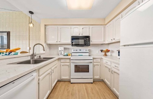 Historic Lahaina Front Street Condo | LS PH4 Breathtaking Panoramic Mountain Views