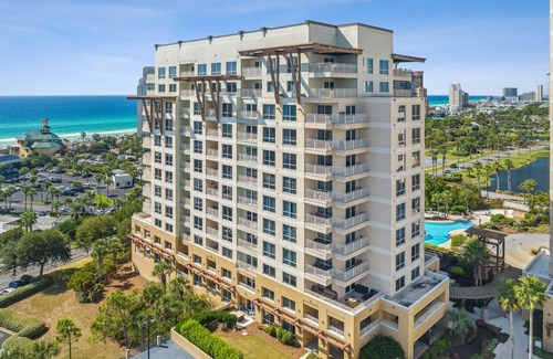 Sandestin Condo | Luau Resort by Panhandle Getaways