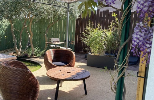 Merindol Apartment | LUBERON: A secluded cocoon to recharge your batteries. Private garden and pool