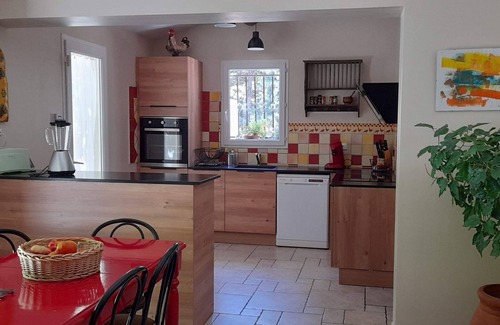 Merindol Villa | Luberon Provence secure swimming pool for children, dog allowed, not overlooked