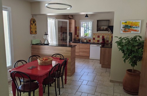 Merindol Villa | Luberon Provence secure swimming pool for children, dog allowed, not overlooked