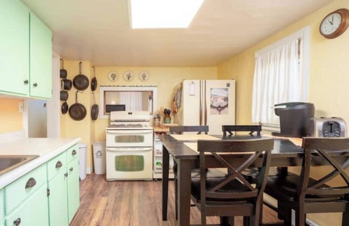 Valverde House | Lucia's quaint cottage near downtown - Woof!