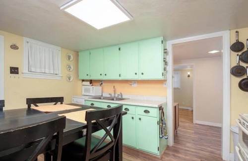Valverde House | Lucia's quaint cottage near downtown - Woof!