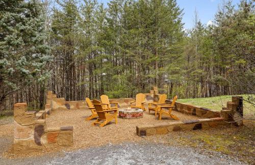 Gatlinburg - Pigeon Forge House | Lucky Charm is an inviting 3 bedroom retreat nestled in the woods minutes from the Pkwy!