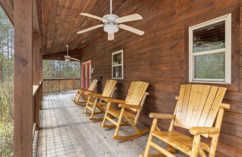 Gatlinburg - Pigeon Forge House | Lucky Charm is an inviting 3 bedroom retreat nestled in the woods minutes from the Pkwy!