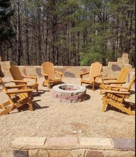 Gatlinburg - Pigeon Forge House | Lucky Charm is an inviting 3 bedroom retreat nestled in the woods minutes from the Pkwy!