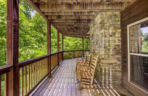 Gatlinburg - Pigeon Forge House | Lucky Charm is an inviting 3 bedroom retreat nestled in the woods minutes from the Pkwy!