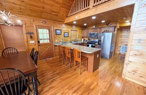Grassy Creek Cabin | Lucky Hill Hideaway - New Rental 2025