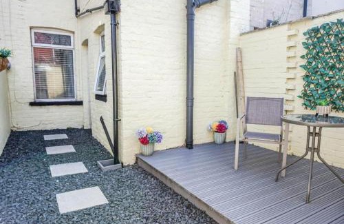 Barrow-in-Furness House | Lucky Home 7 - Ideal for Trade & Family - 2 Bedrooms - 2 Beds - Max 4 Guests - Close to BAE, Docks, Lake District, Beaches