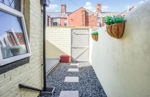 Barrow-in-Furness House | Lucky Home 7 - Ideal for Trade & Family - 2 Bedrooms - 2 Beds - Max 4 Guests - Close to BAE, Docks, Lake District, Beaches