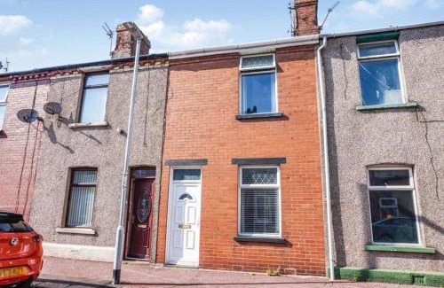 Barrow-in-Furness House | Lucky Home 7 - Ideal for Trade & Family - 2 Bedrooms - 2 Beds - Max 4 Guests - Close to BAE, Docks, Lake District, Beaches