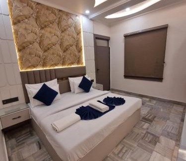 Taj Ganj House | Lucky Restaurant & Guest House