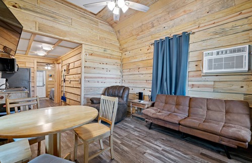 Glenwood Cabin | Lucky's Canoe & Kayak Cabin #1 - Caddo River Access!