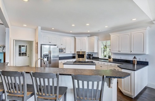 Mooresville House | Lucky's Lake House by AvantStay | Private Lake Bar