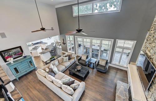 Mooresville House | Luckys Lake House by AvantStay Private Lake Bar