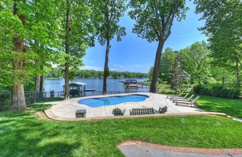 Mooresville House | Luckys Lake House by AvantStay Private Lake Bar