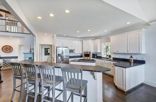 Mooresville House | Luckys Lake House by AvantStay Private Lake Bar