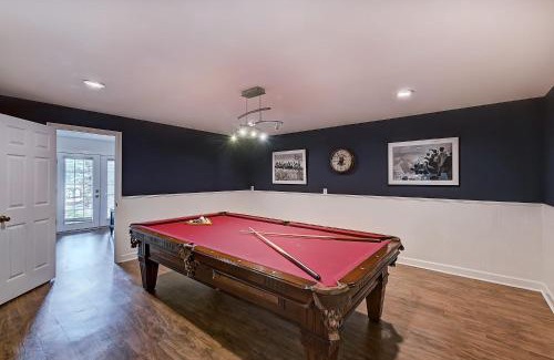 Mooresville House | Luckys Lake House by AvantStay Private Lake Bar