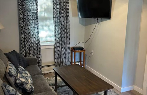 Ludlow House | Ludlow Village Guest House - prime location on ski shuttle, walk to restaurants