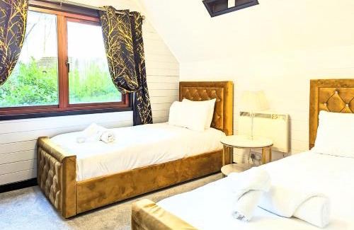 Almondbank Ski Chalet | Lugh 9 - Hot Tub-Perth-Pets-Luxury-Hunting Tower