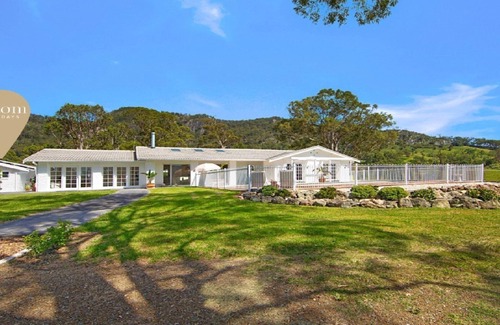 Gloucester Apartment | LUJO STUDIO - Elegant & modern studio - Retreat in Gloucester Tranquil Rural Escape with Pool & Views