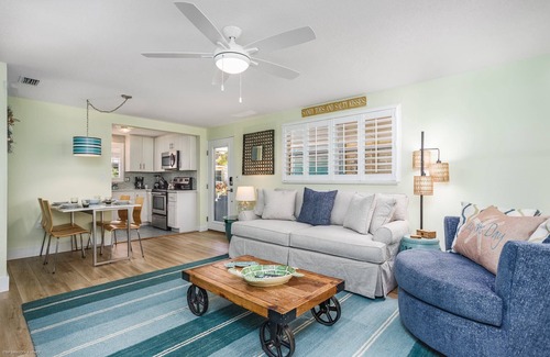 Siesta Key Condo | Lulu's Cozy Beach Cottage #2 | 5 Min. Walk to Beach | Dog OK | Pool | $185 Free Activities Daily!