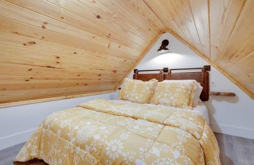 Groveoak House | Luminous Tiny Cabin with Amazing Hiking Trails in Alabama