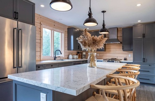 Chatsworth House | Luna Log House | An Arrivals Stay | 5 Bdrm + Sauna