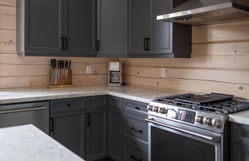 Chatsworth House | Luna Log House | An Arrivals Stay | 5 Bdrm + Sauna