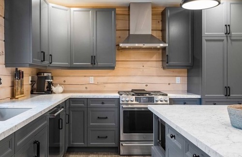 Chatsworth House | Luna Log House | An Arrivals Stay | 5 Bdrm + Sauna