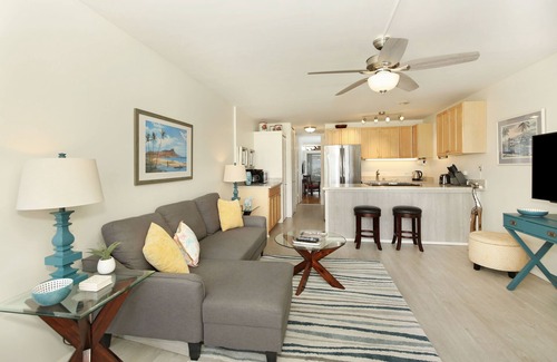 Waikiki Condo | Luscious Green Golf Course & Mountain Views! FREE Wi-Fi, Parking, Pool!