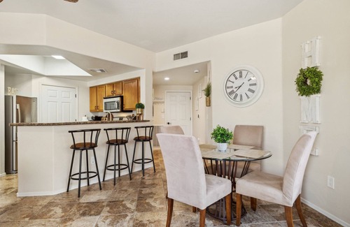Villa De Paz Condo | Lush 2-bedroom condo w/WiFi, AC, gym, near State Farm Arena, Shopping and more!