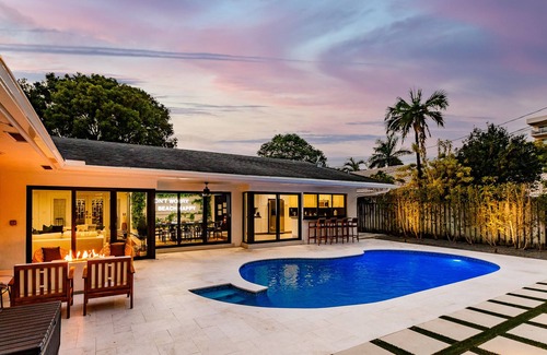 Imperial Point House | Lusso BnB ~ Heated Pool ~Bikes ~ 2 mi to Beach