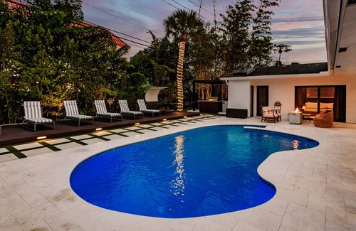 Imperial Point House | Lusso BnB ~ Heated Pool ~Bikes ~ 2 mi to Beach
