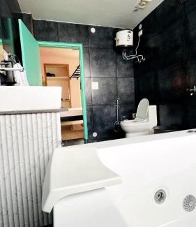 Gurugram Apartment | Lusty Stay for Couple with Jacuzzi