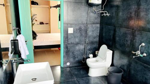 Gurugram Apartment | Lusty Stay for Couple with Jacuzzi