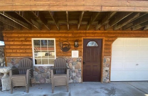 Luther House | Luther Leisure Lodge Retreat- 8 person hot tub!