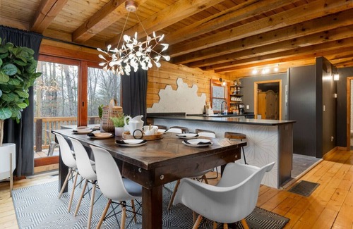 Fairview Cabin | Luury Stay: HGTV Log Cabin*Hot tub*Arcade*EV*Fire Pit*Nature