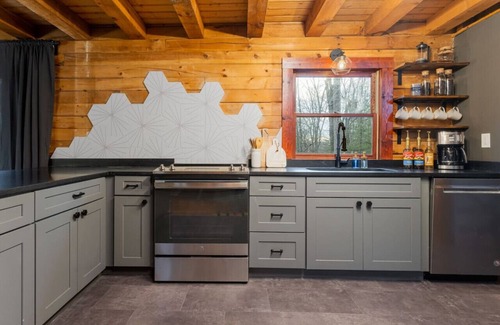 Fairview Cabin | Luury Stay: HGTV Log Cabin*Hot tub*Arcade*EV*Fire Pit*Nature